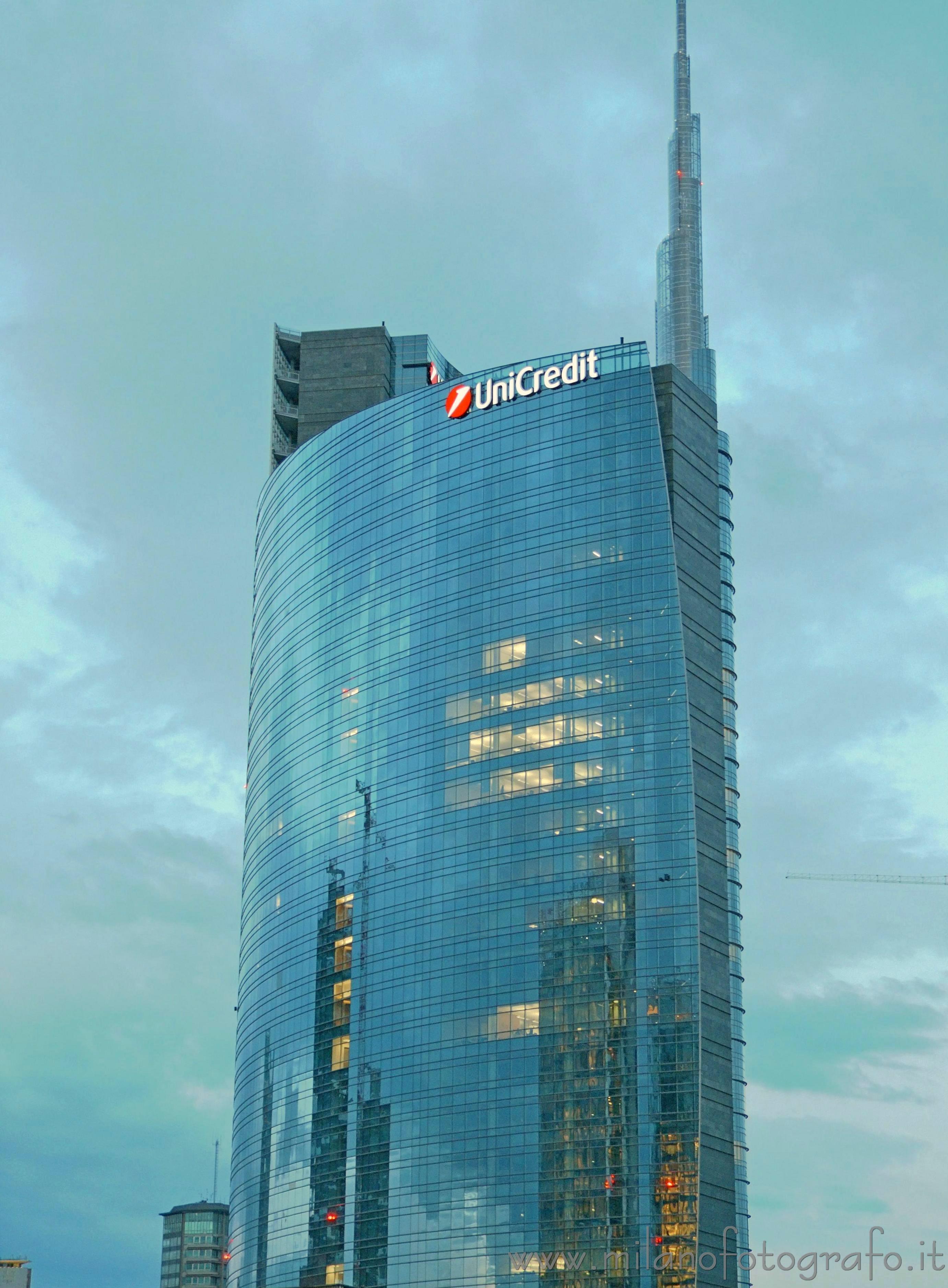 Milano - Il cielo nuvoloso riflesso sulla torre Unicredit